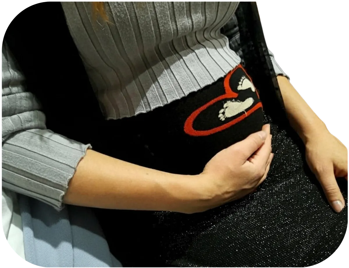 Schwangere Frau hält ihren Babybauch